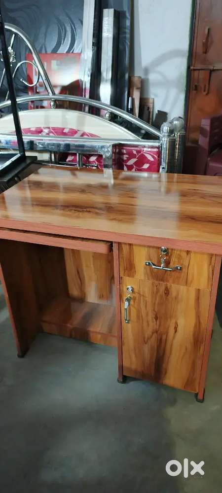 Factory hai comuter table holl sell k kaam hai
