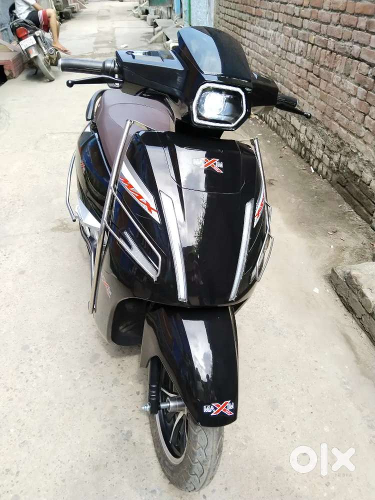 New condition urgent sale 6 battery fast charger