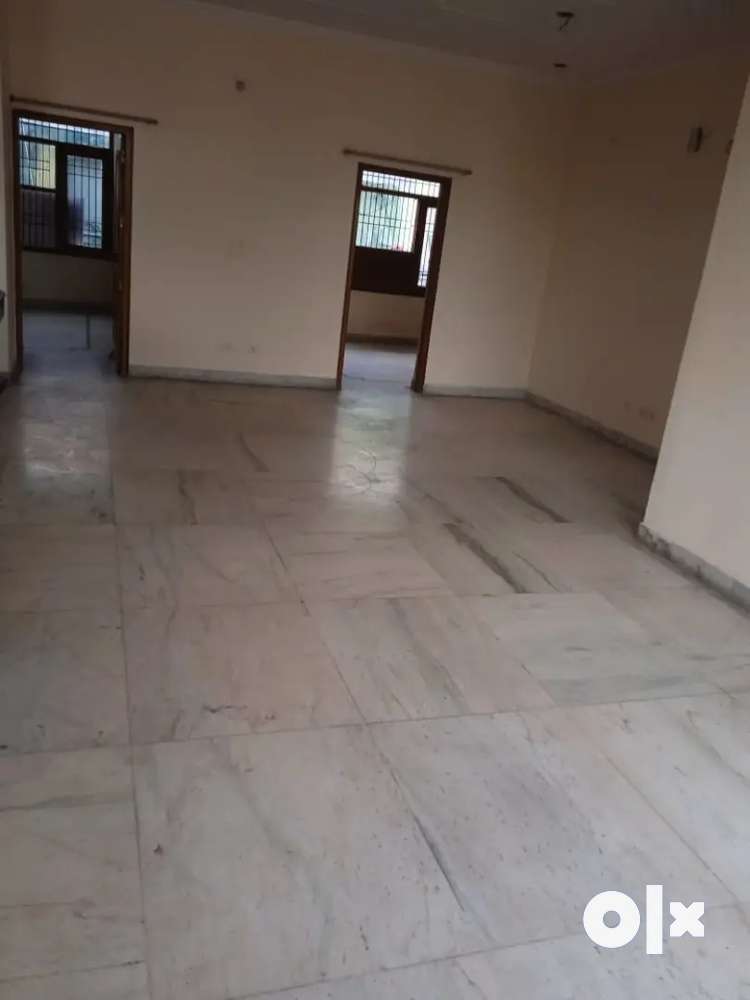 Well Maintained 250Gaj 3 Bhk Flat For Sale with roof right in Zirakpur