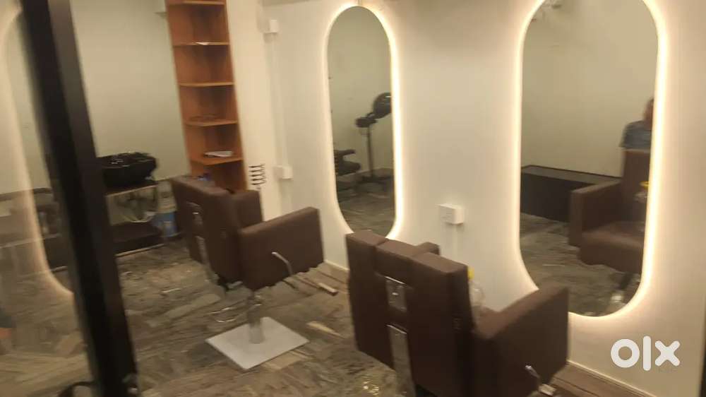 Hair stylist for a unisex salon