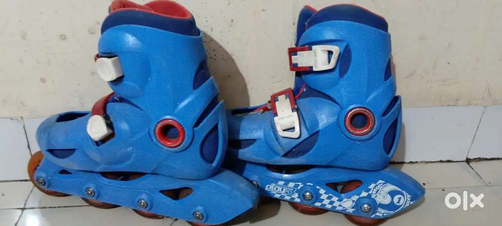 Inline skating shoes