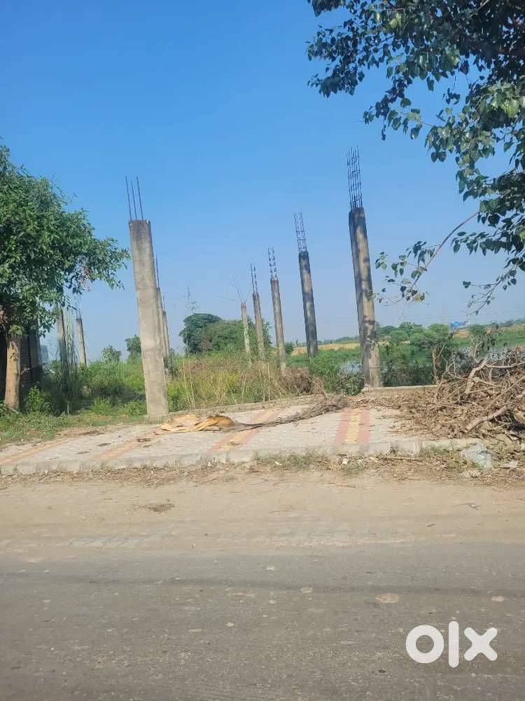 For sale showroom plus residential site for sale.