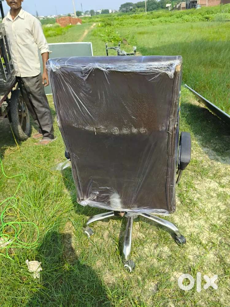 Chair   Sirf 2 mahina purana hi bas