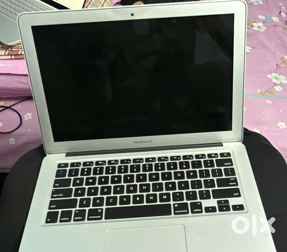 Macbook Air (13 inch , 2017 ) 8GB Memory