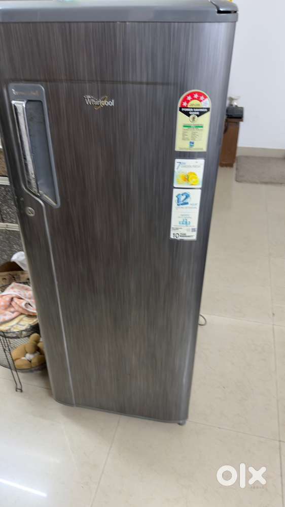 whirlpool Fridge 4 star 6 year old 195 liter
