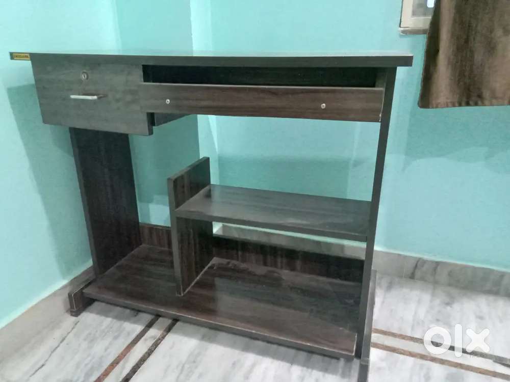 Computer table