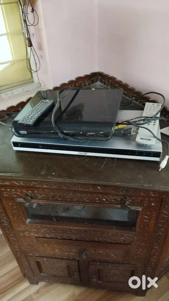 SONY DVD PLAYER WITH REMOTE CONTROL