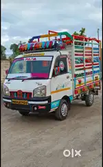 Mahindra Maximo truck