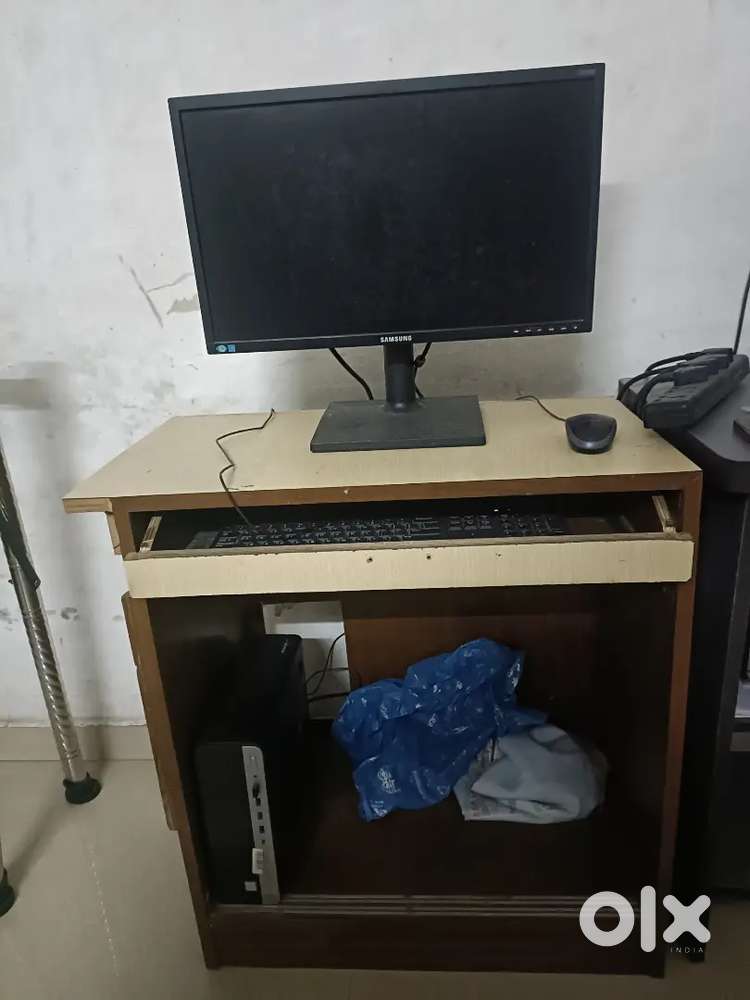 Full set up pc with table sell