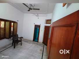 spacious room for bachelors on rent near daliganj crossing