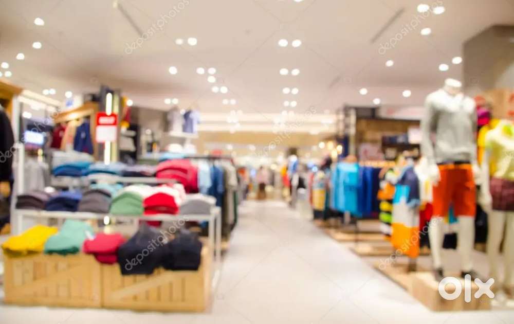 शॉपिंग मॉल में कपड़े के क्षेत्र और इलेक्ट्रॉनिक क्षेत्