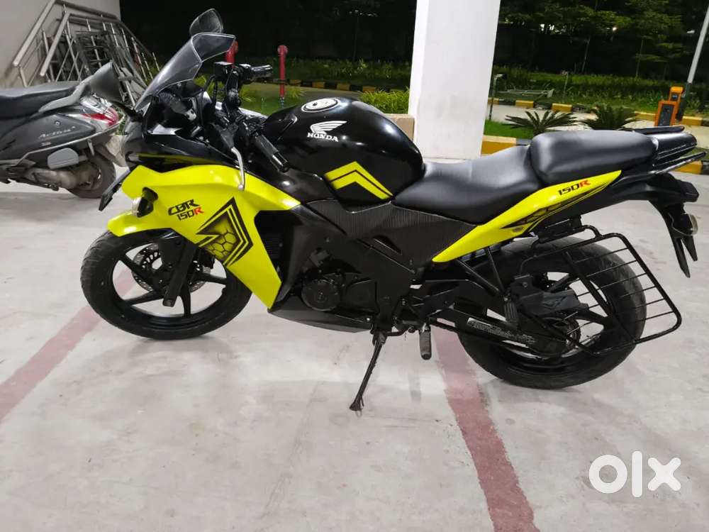 Cbr 150r showroom track vehicle