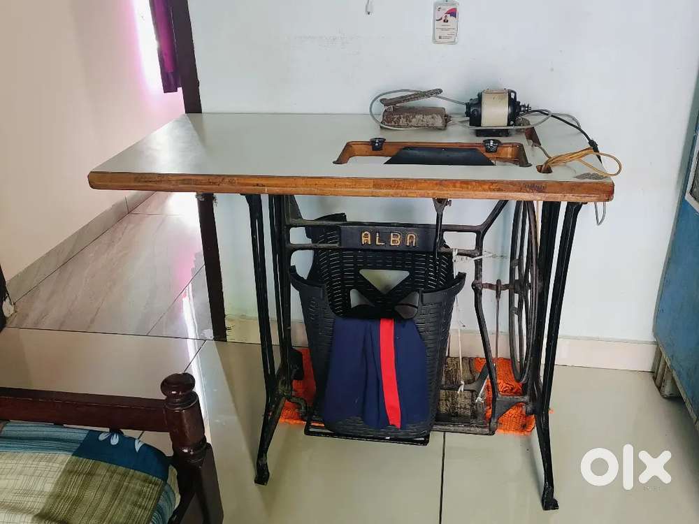 Tailoring machine or sewing machine
