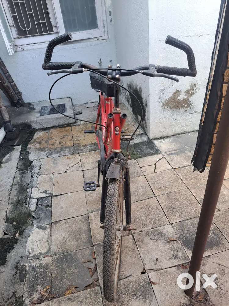 Red coloured hero stitch cycle with Power brakes