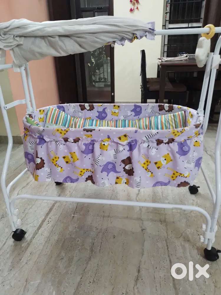 Baby cradle with mattress and 2 bolsters.