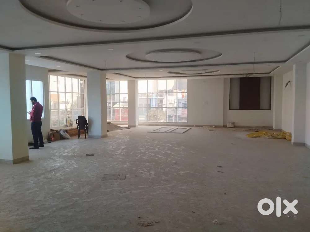 Hall 2660 sqr fut for rent gomti nagar lko