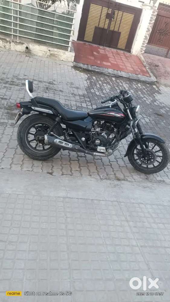 1. bike ka colour z-black hai good condition and good service