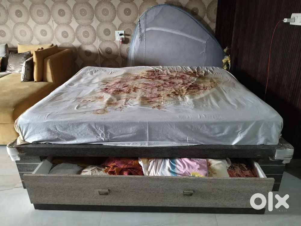 Double Bed 6 x 6.5 , with 8 Mattress