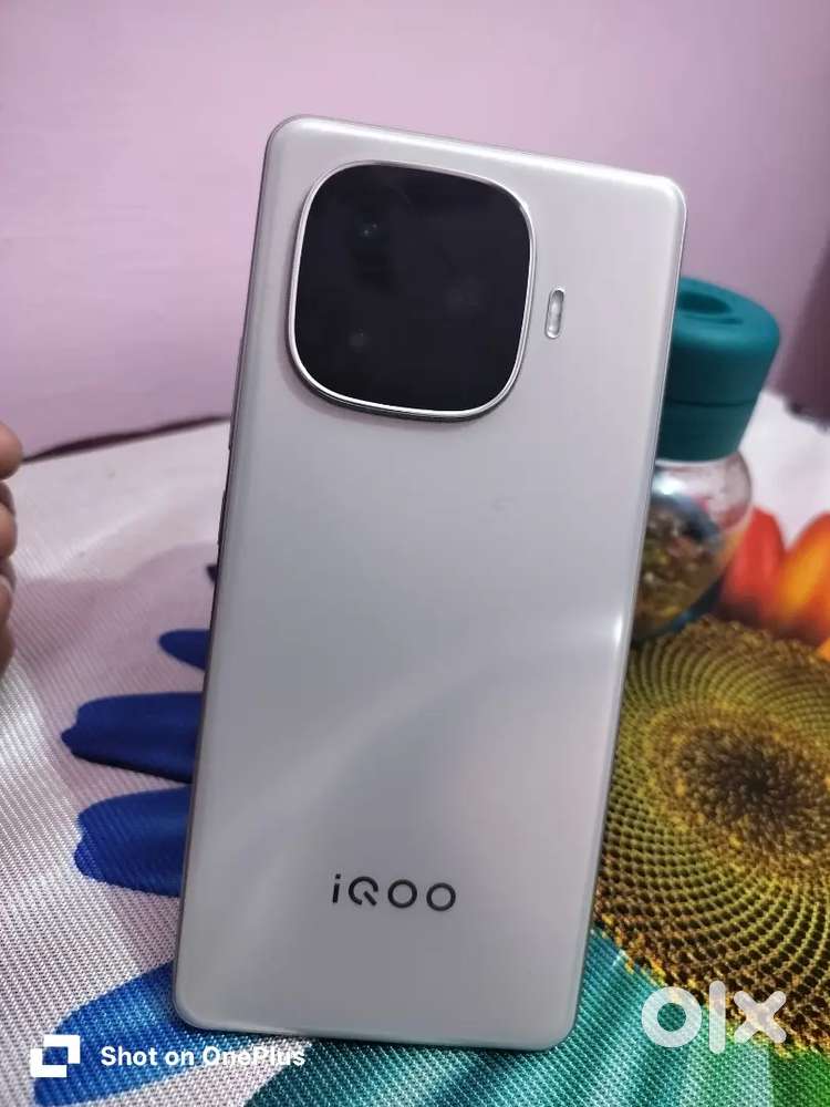 Bahut achcha phone hai koi leg nahin Hai Bus screen thodi Si tuti Hui