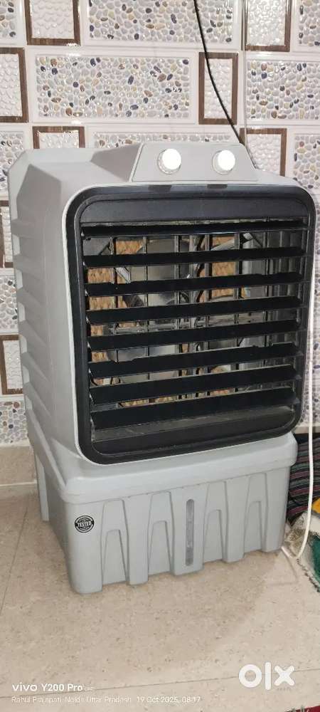 Cooler 1 season warranty 5 month ago old . 40 ltr water colour