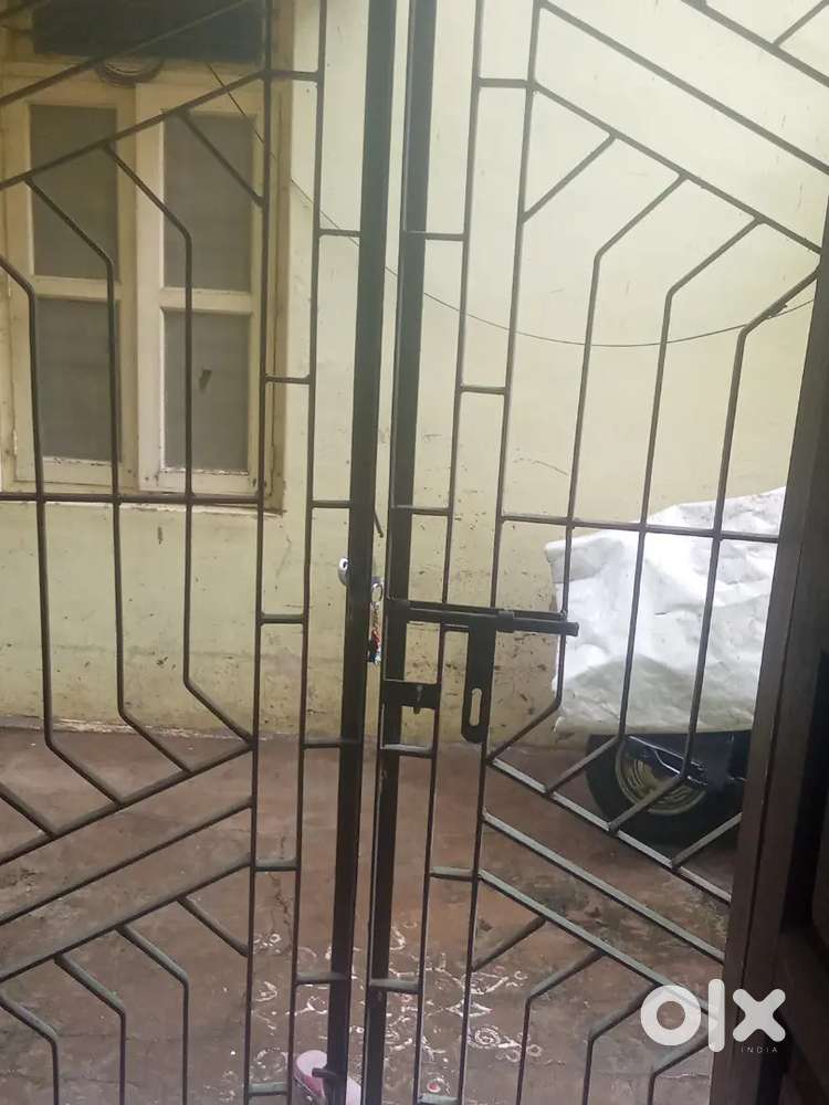 Non veg cooking allowed.No need mineral water  Bachelors Family