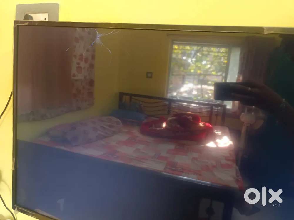 .Title:
Sony Bravia 43 Inch LED TV (KD-43X75K) – Display Damaged