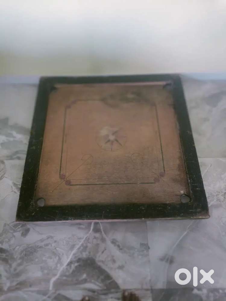 Carrom board