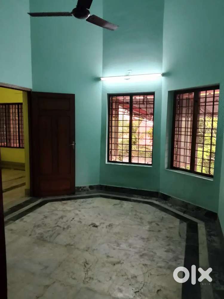 2 BHK UPSTAIR HOUSE FAMILY PALARIVATTOM BEHIND BRINDAVAN HOTEL-HOLIDAY