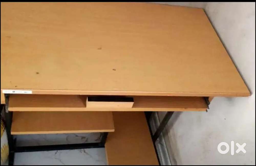 COMPUTER TABLE