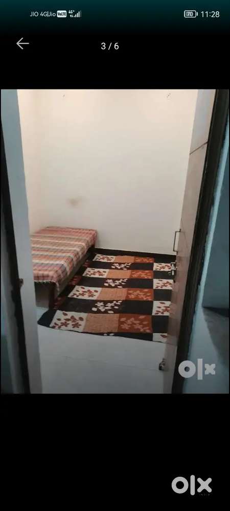 1-room available for rent
