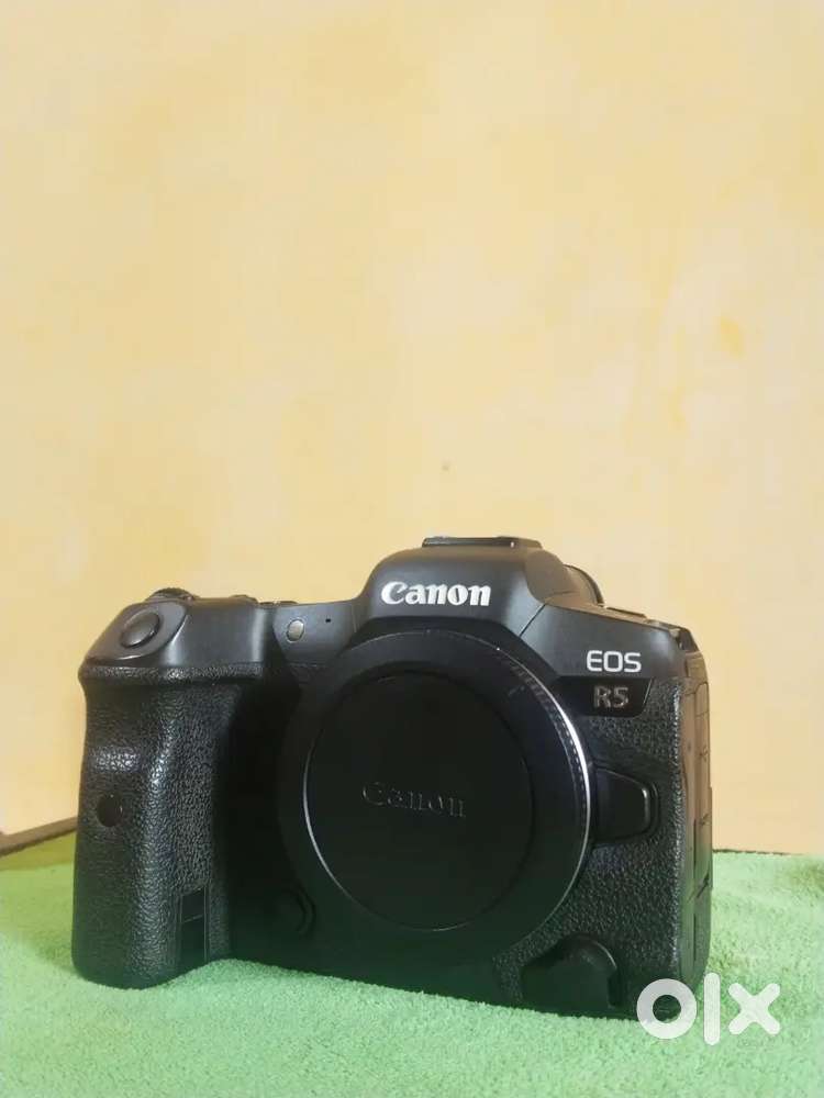 Canon r5 body with 24 - 105 lens with bag