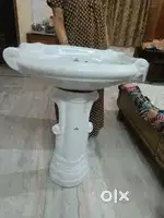 Stylish Wash Basin with Stand – Excellent Condition