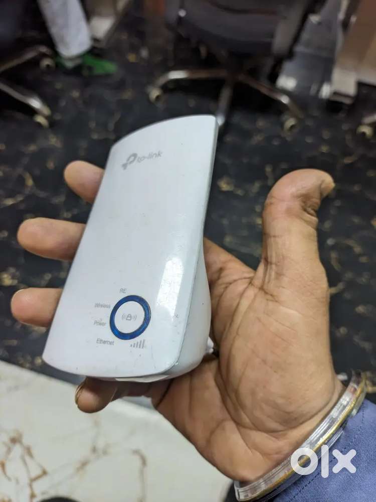 TP-Link  Wi-Fi Range Extender.