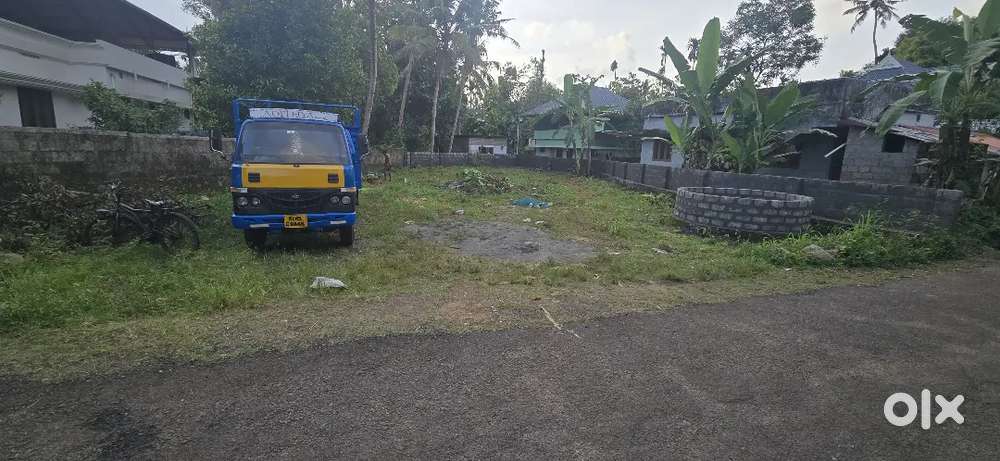 ചുറ്റും മതിൽ.. കിണർ.. ഉണ്ട്