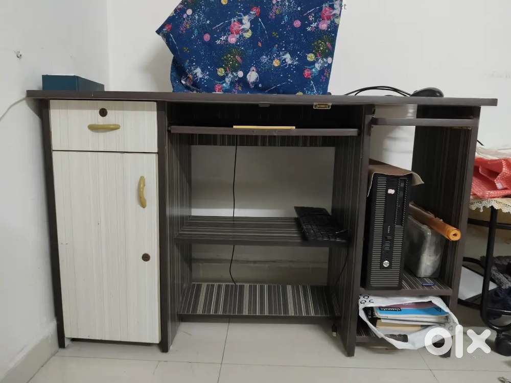 Computer table