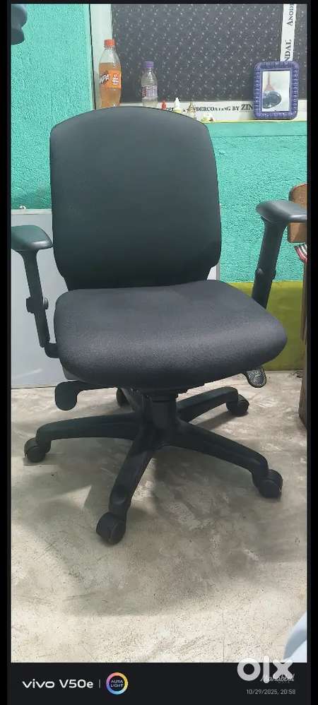 সুন্দর একটি চেয়ার বিক্রি আছে