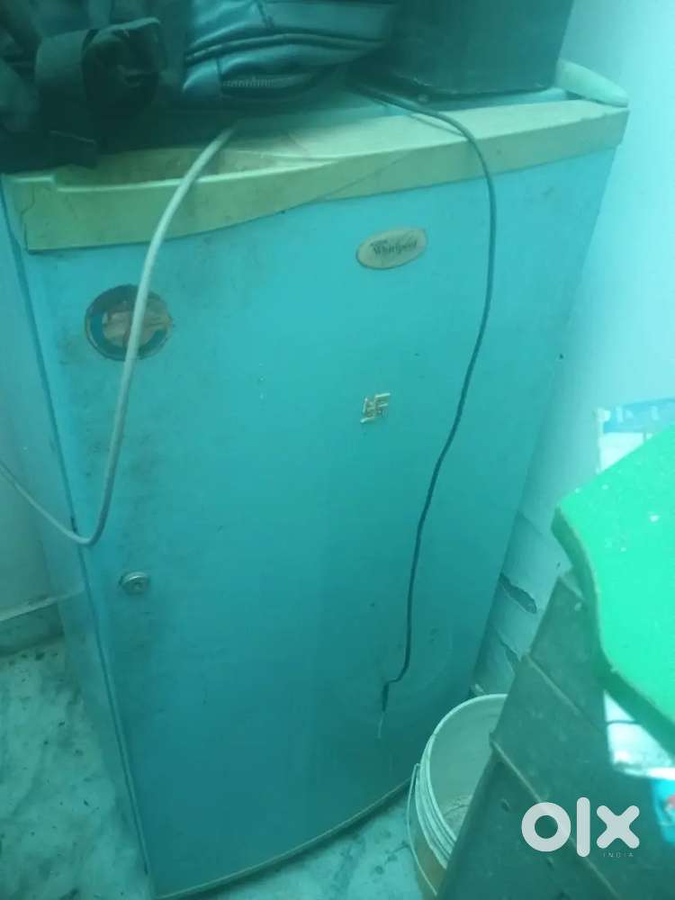 A fridge of WHIRLPOOL FRIDGE