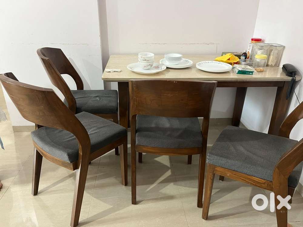 4 seater Dinnig table