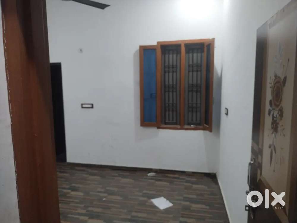 An independent floor with 3 rooms is available for rent.