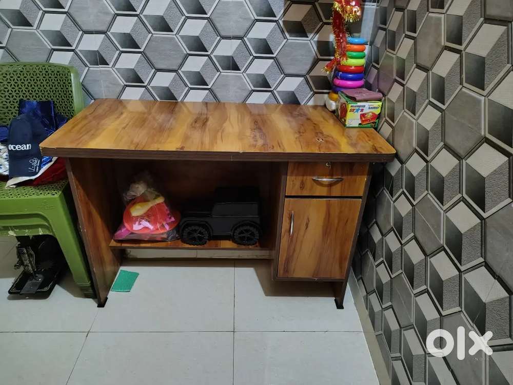 Computer table for sale