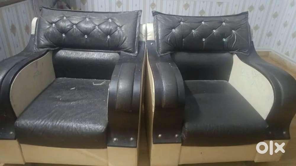 Seeling good condition sofa in agra kamla nagar