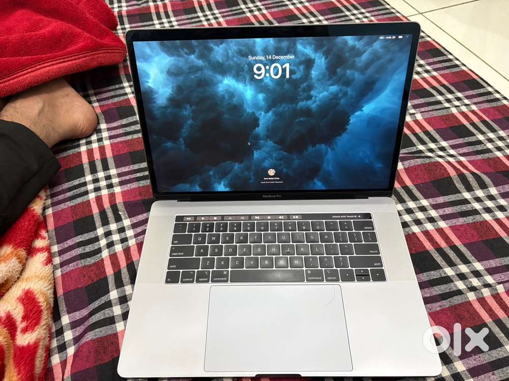 Apple MacBook pro 2020 16 Ram 512 storage A1 condition