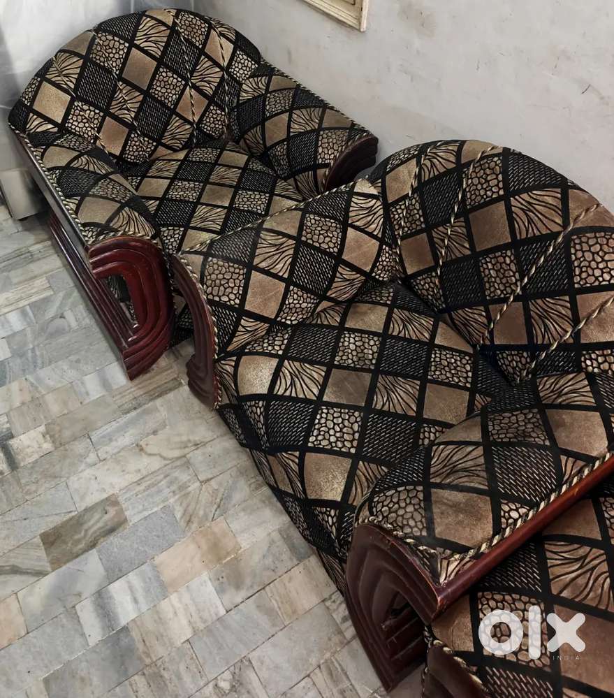 Many variety of household items are for sale