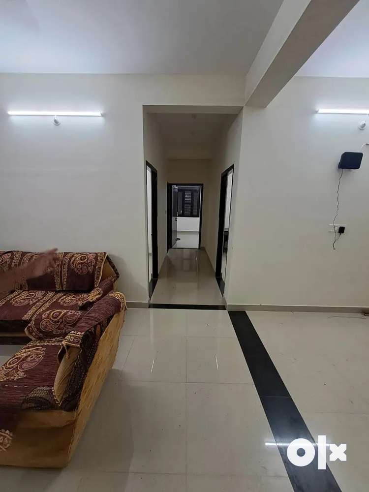 Fully furnished 3 BHK flat in kunhadi lan land mark main road , AC