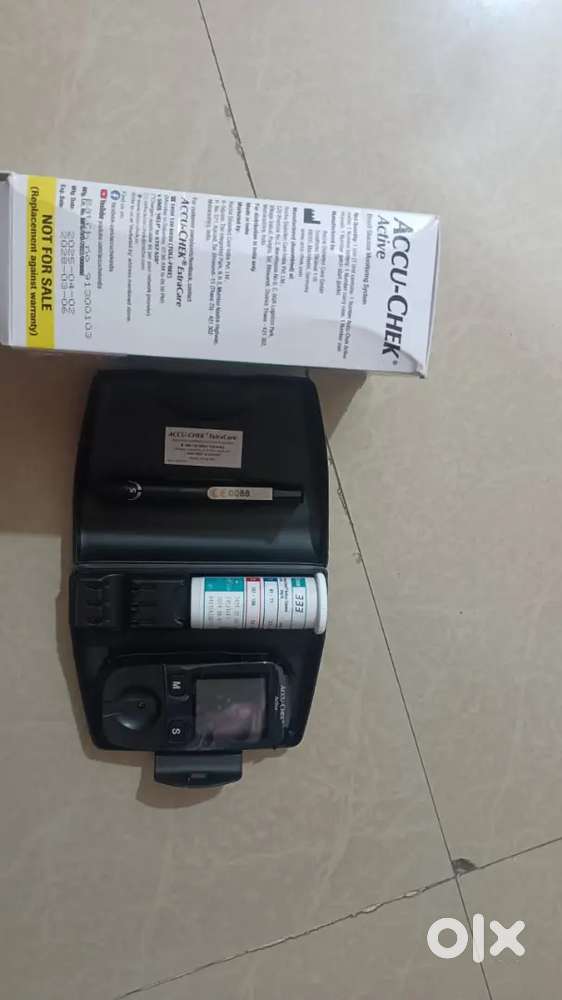 ACCUCHEK TESTING MACHINE + 20 TESTING STRIPS + OXYMETER