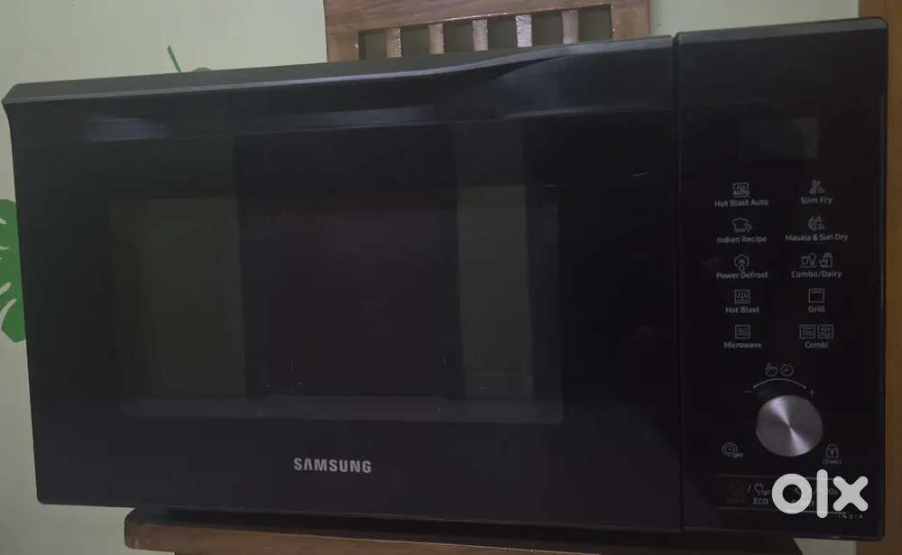32 Litre Microwave ( Barely used) - perfect condition!