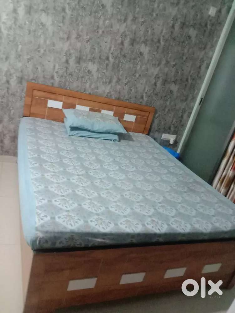 ઘરે બનાવડાવેલો લાકડાનો ડબલ બેડ ગાદલા સાથે