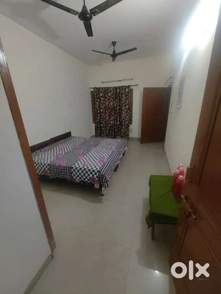 10 marla independent triple story house for sale in sector 35 d