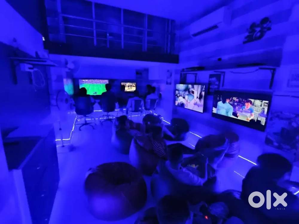 Playstation shop par baethna h