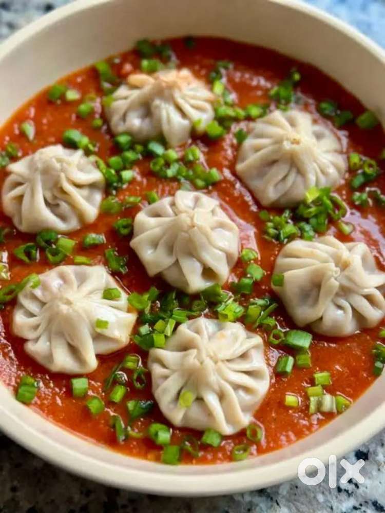 Momos banane ke liye or bekne ke liye male ya female dono chalega